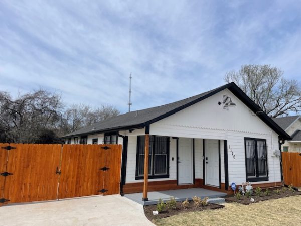 White House with Black Gutters & Downspouts - Tri County Guttering Waco, Texas