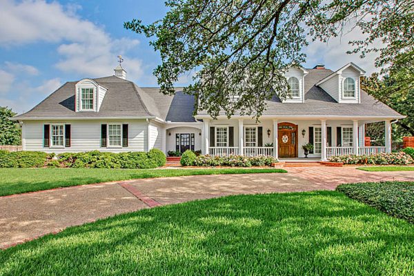 White Farmhouse Raingutters Waco & Central Texas